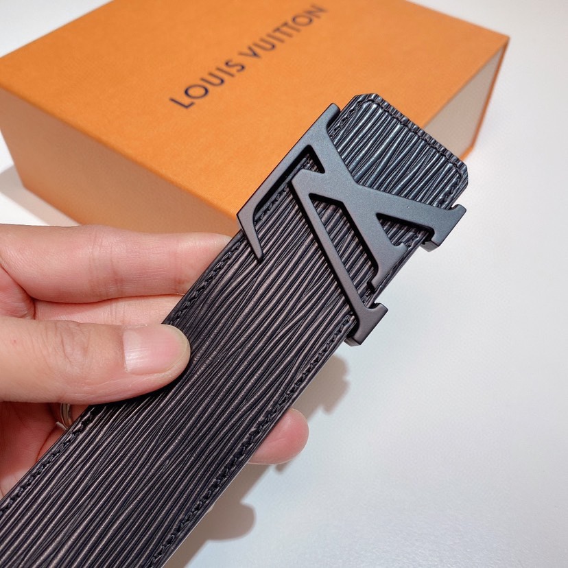 路易威登 Louis Vuitton 4.0cm专柜同款LV字母腰带，专卖店爆款，百搭必备款式。意大利进