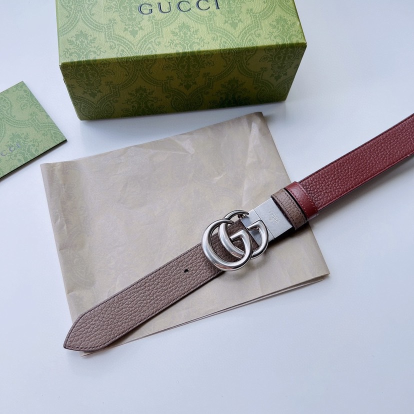 古驰GUCCI  这款腰带采用GG Suemec制作，匠心点缀品牌标志性的双G，彰显品牌的马术传承。背面