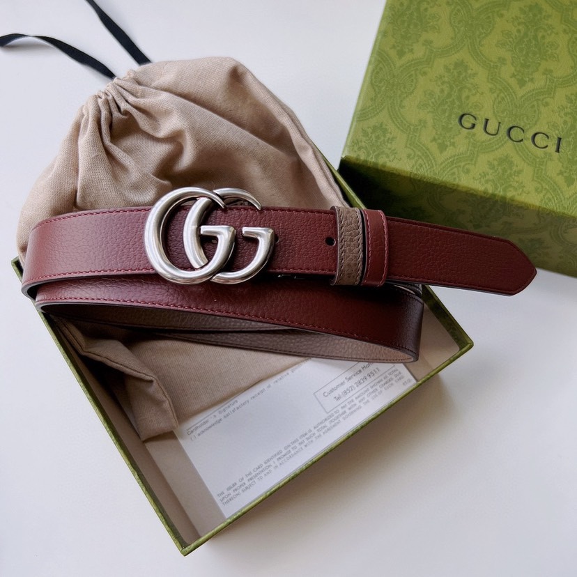 古驰GUCCI  这款腰带采用GG Suemec制作，匠心点缀品牌标志性的双G，彰显品牌的马术传承。背面