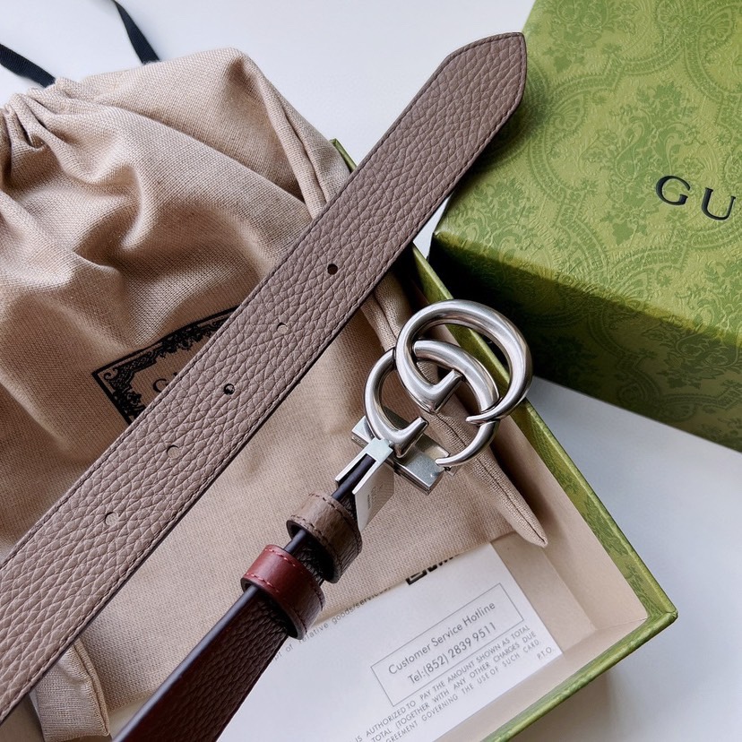 古驰GUCCI  这款腰带采用GG Suemec制作，匠心点缀品牌标志性的双G，彰显品牌的马术传承。背面