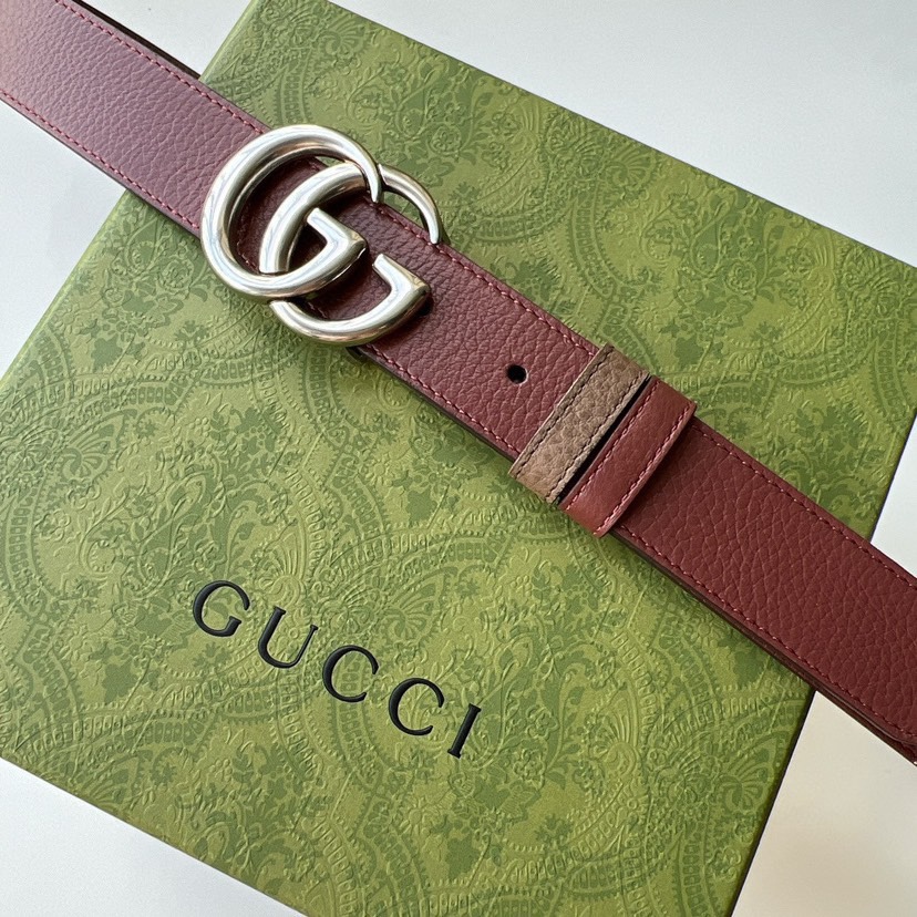 古驰GUCCI  这款腰带采用GG Suemec制作，匠心点缀品牌标志性的双G，彰显品牌的马术传承。背面