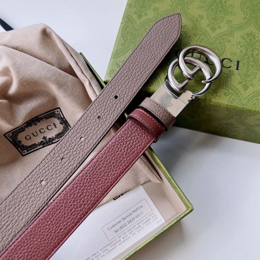 古驰GUCCI  这款腰带采用GG Suemec制作，匠心点缀品牌标志性的双G，彰显品牌的马术传承。背面