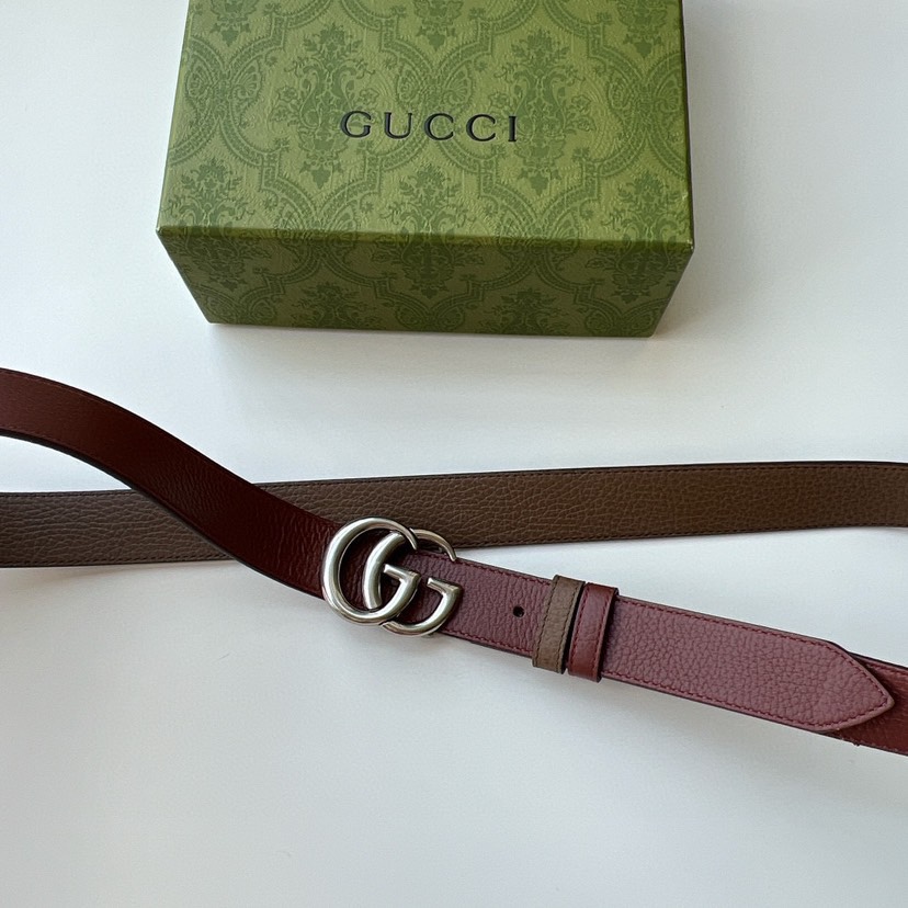 古驰GUCCI  这款腰带采用GG Suemec制作，匠心点缀品牌标志性的双G，彰显品牌的马术传承。背面