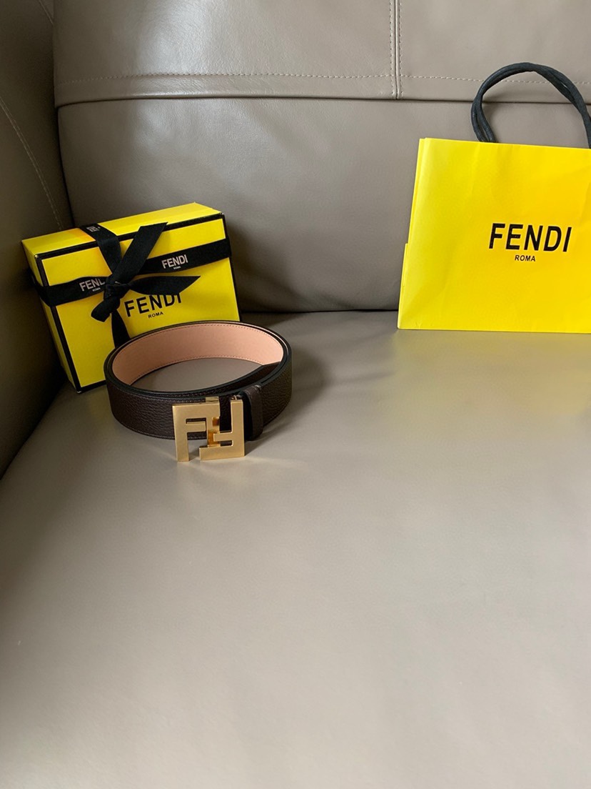 FENDI(芬迪) 专柜同款 男士时尚休闲腰带 棕色意大利罗马诺牛皮材质，宽4.0cm，搭配标志性FE搭