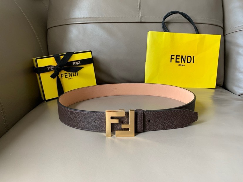 FENDI(芬迪) 专柜同款 男士时尚休闲腰带 棕色意大利罗马诺牛皮材质，宽4.0cm，搭配标志性FE搭