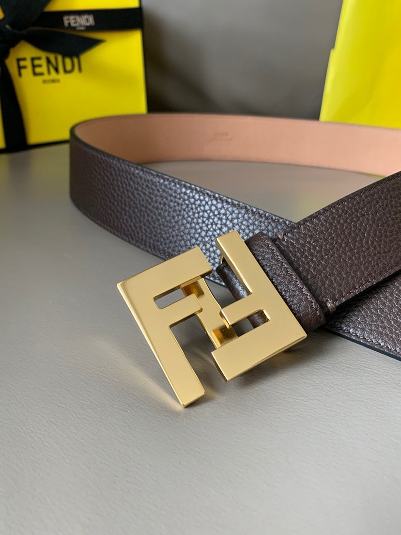 FENDI(芬迪) 专柜同款 男士时尚休闲腰带 棕色意大利罗马诺牛皮材质，宽4.0cm，搭配标志性FE搭