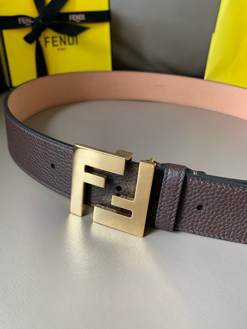 FENDI(芬迪) 专柜同款 男士时尚休闲腰带 棕色意大利罗马诺牛皮材质，宽4.0cm，搭配标志性FE搭