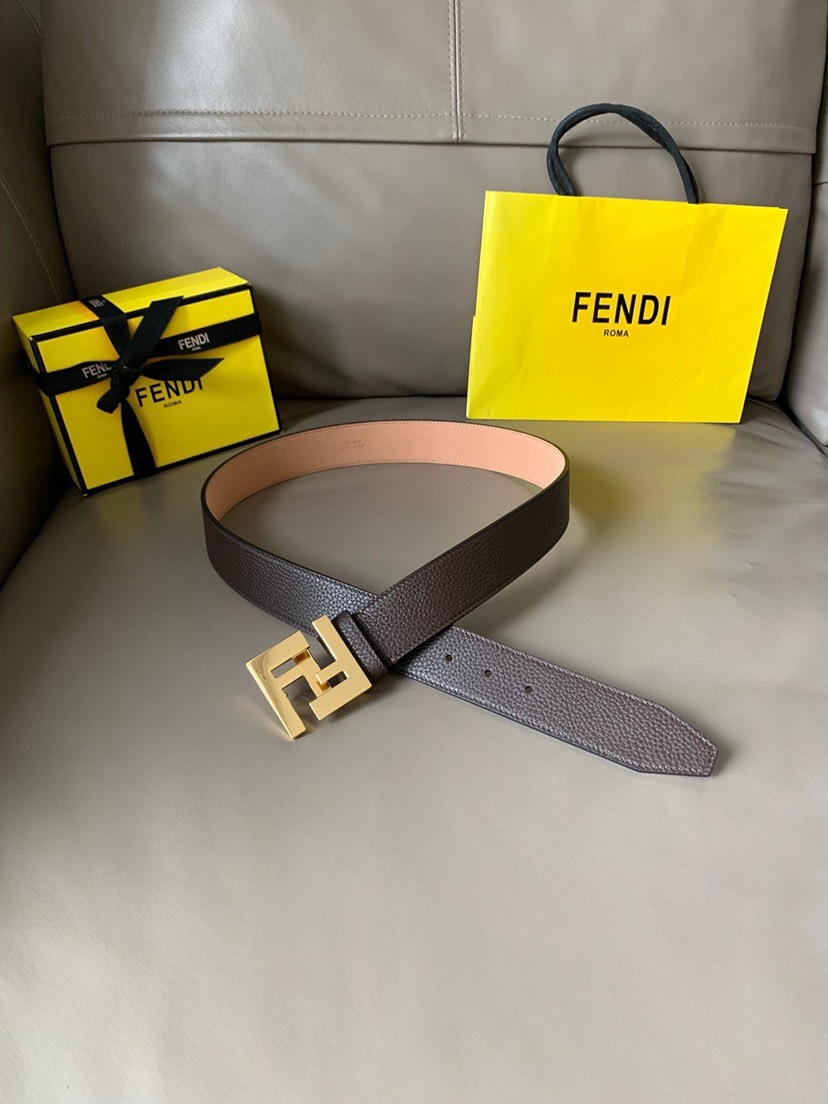 FENDI(芬迪) 专柜同款 男士时尚休闲腰带 棕色意大利罗马诺牛皮材质，宽4.0cm，搭配标志性FE搭