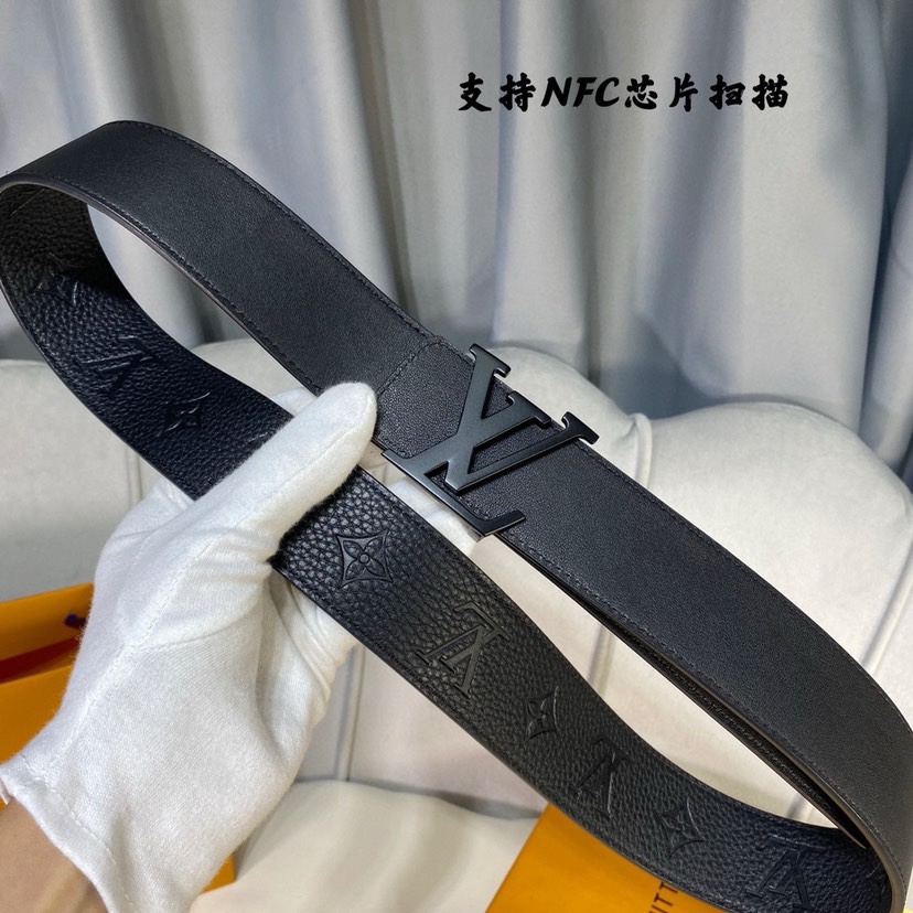 路易威登寬度4cm 進口原廠荔枝壓有品牌logo圖案 襯托小牛皮底 搭配經典字母搭扣 雙面可用