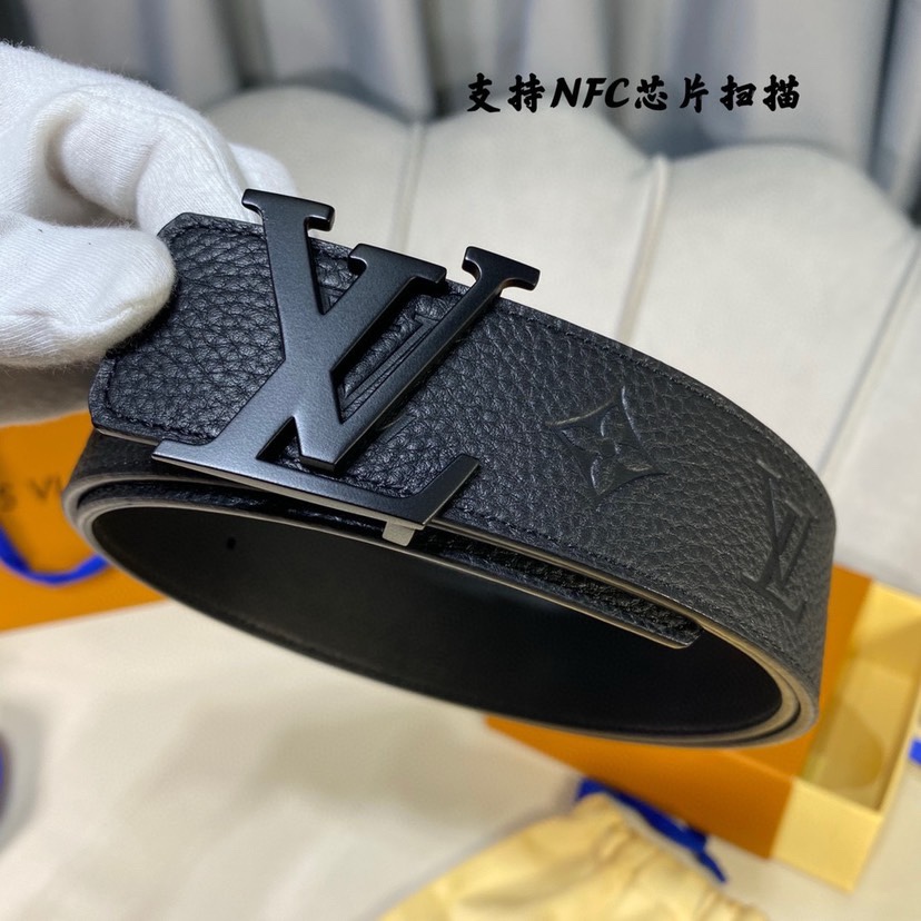 路易威登寬度4cm 進口原廠荔枝壓有品牌logo圖案 襯托小牛皮底 搭配經典字母搭扣 雙面可用