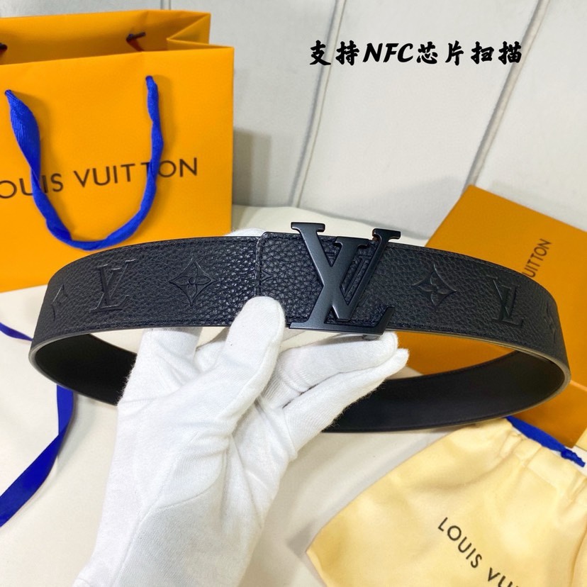 路易威登寬度4cm 進口原廠荔枝壓有品牌logo圖案 襯托小牛皮底 搭配經典字母搭扣 雙面可用