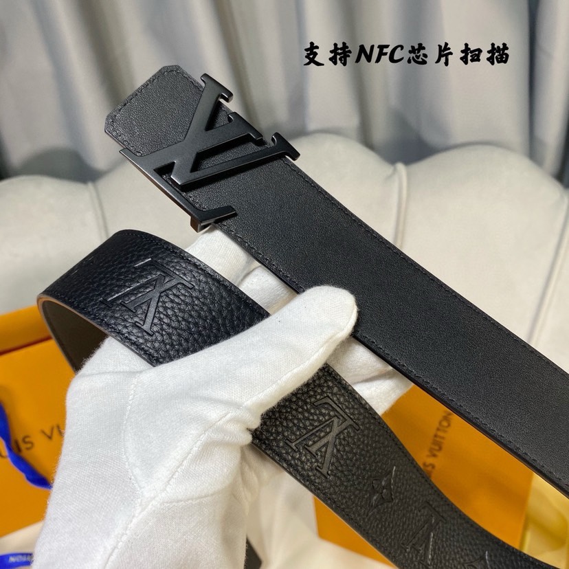 路易威登寬度4cm 進口原廠荔枝壓有品牌logo圖案 襯托小牛皮底 搭配經典字母搭扣 雙面可用