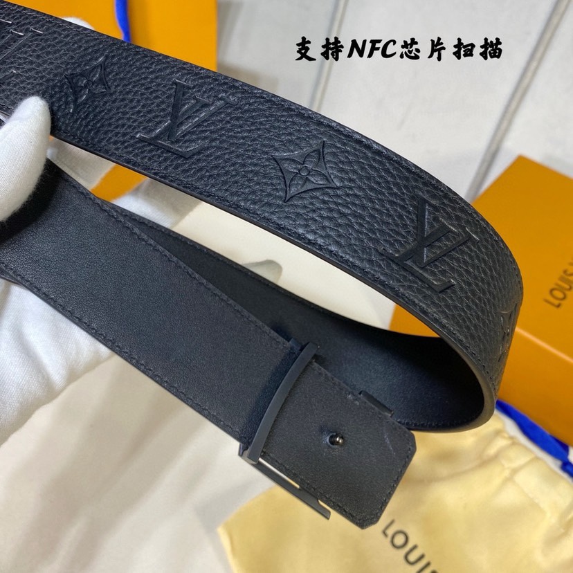 路易威登寬度4cm 進口原廠荔枝壓有品牌logo圖案 襯托小牛皮底 搭配經典字母搭扣 雙面可用