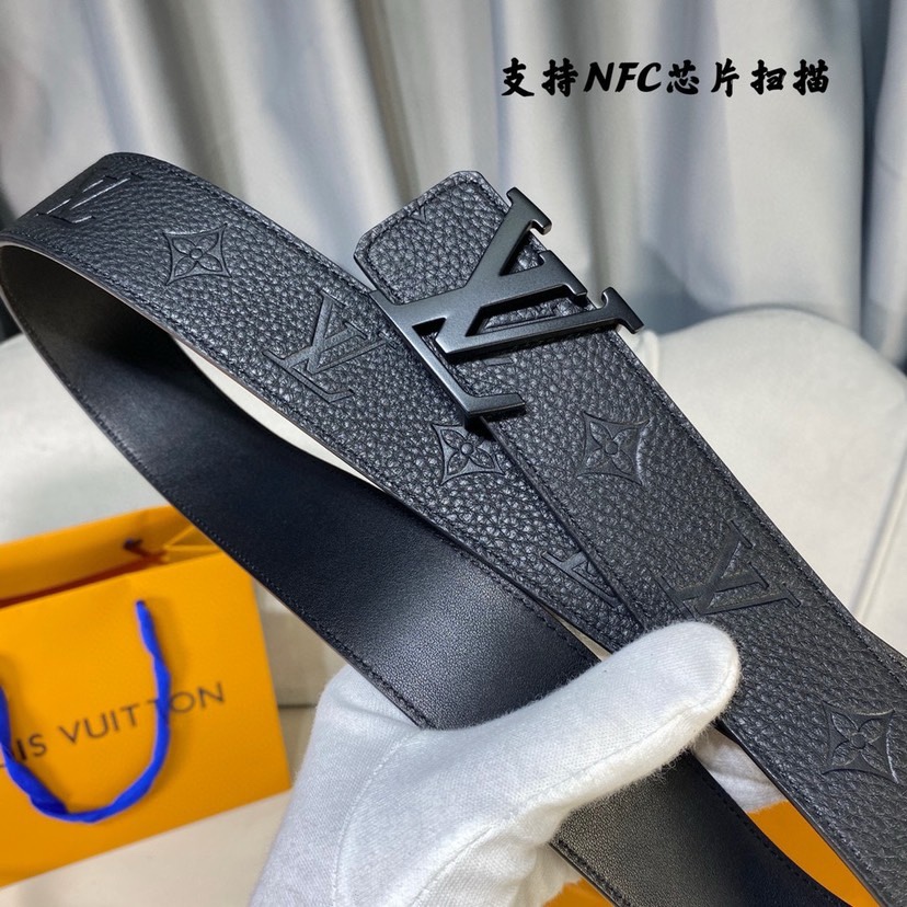 路易威登寬度4cm 進口原廠荔枝壓有品牌logo圖案 襯托小牛皮底 搭配經典字母搭扣 雙面可用