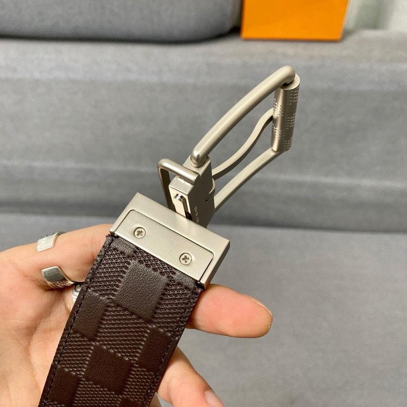 LOUIS VUITTON 腰帶 專櫃有售款。寬度40毫米 專櫃編碼M9212 雙面進口意大利小牛皮+雙