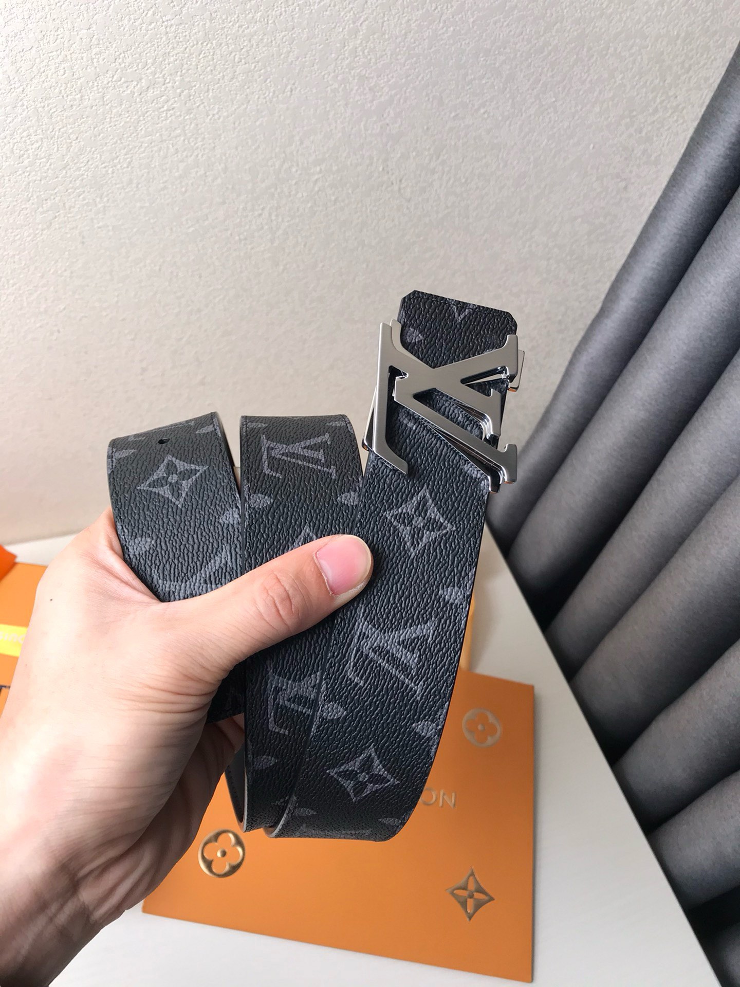 LOUlS Vuitton•路易威登 男士腰带 带身采用进口面料配进口牛皮底  搭配二层字母夹扣 宽4.