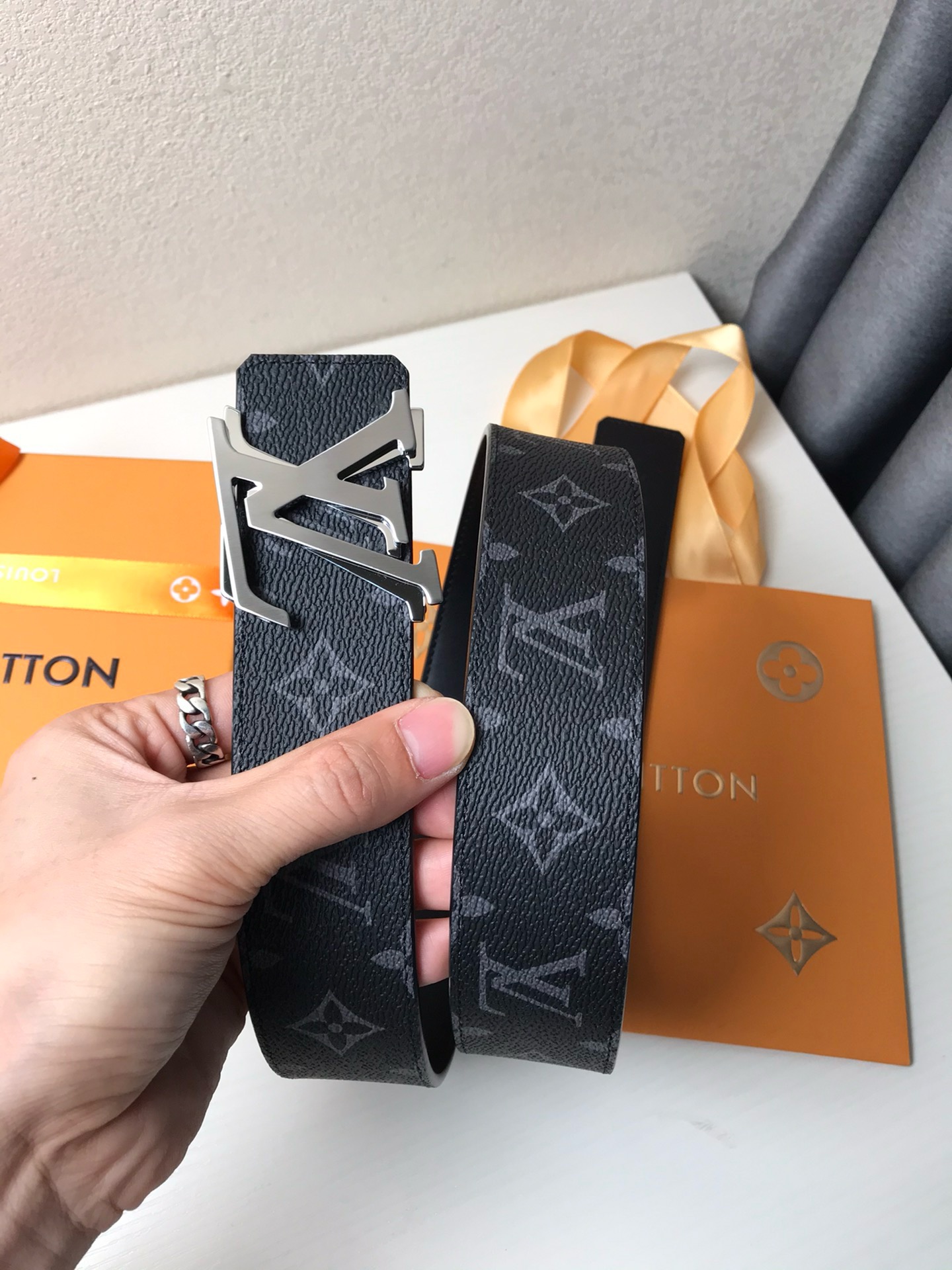 LOUlS Vuitton•路易威登 男士腰带 带身采用进口面料配进口牛皮底  搭配二层字母夹扣 宽4.