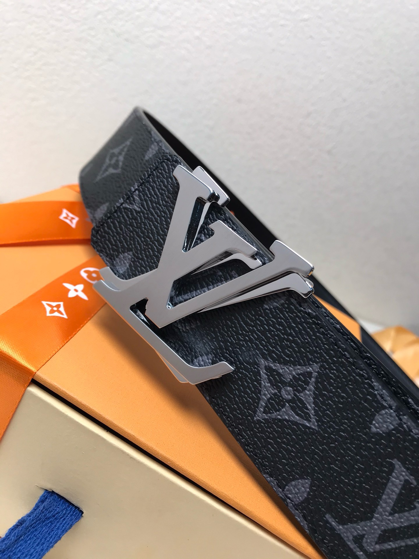 LOUlS Vuitton•路易威登 男士腰带 带身采用进口面料配进口牛皮底  搭配二层字母夹扣 宽4.