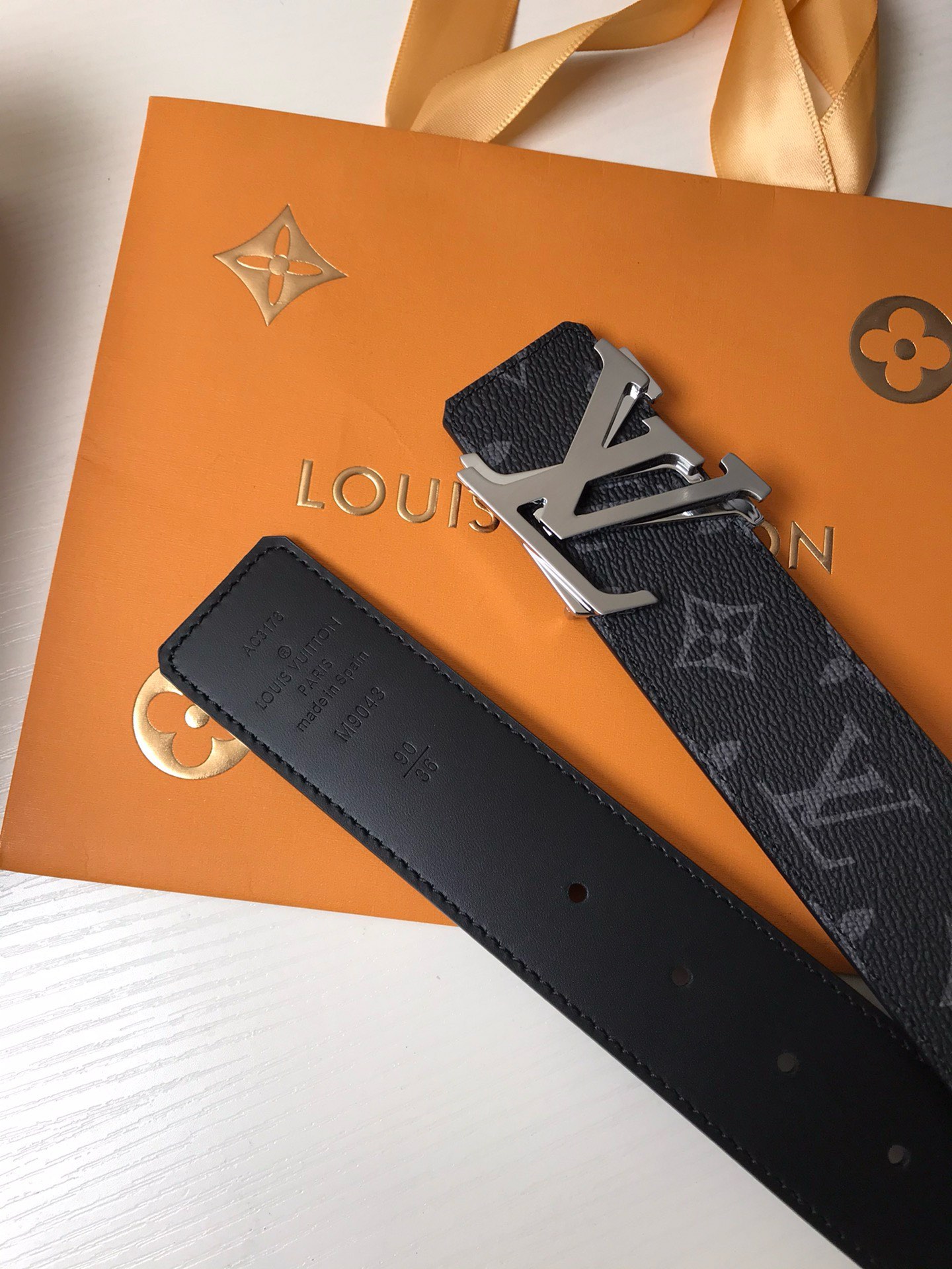LOUlS Vuitton•路易威登 男士腰带 带身采用进口面料配进口牛皮底  搭配二层字母夹扣 宽4.