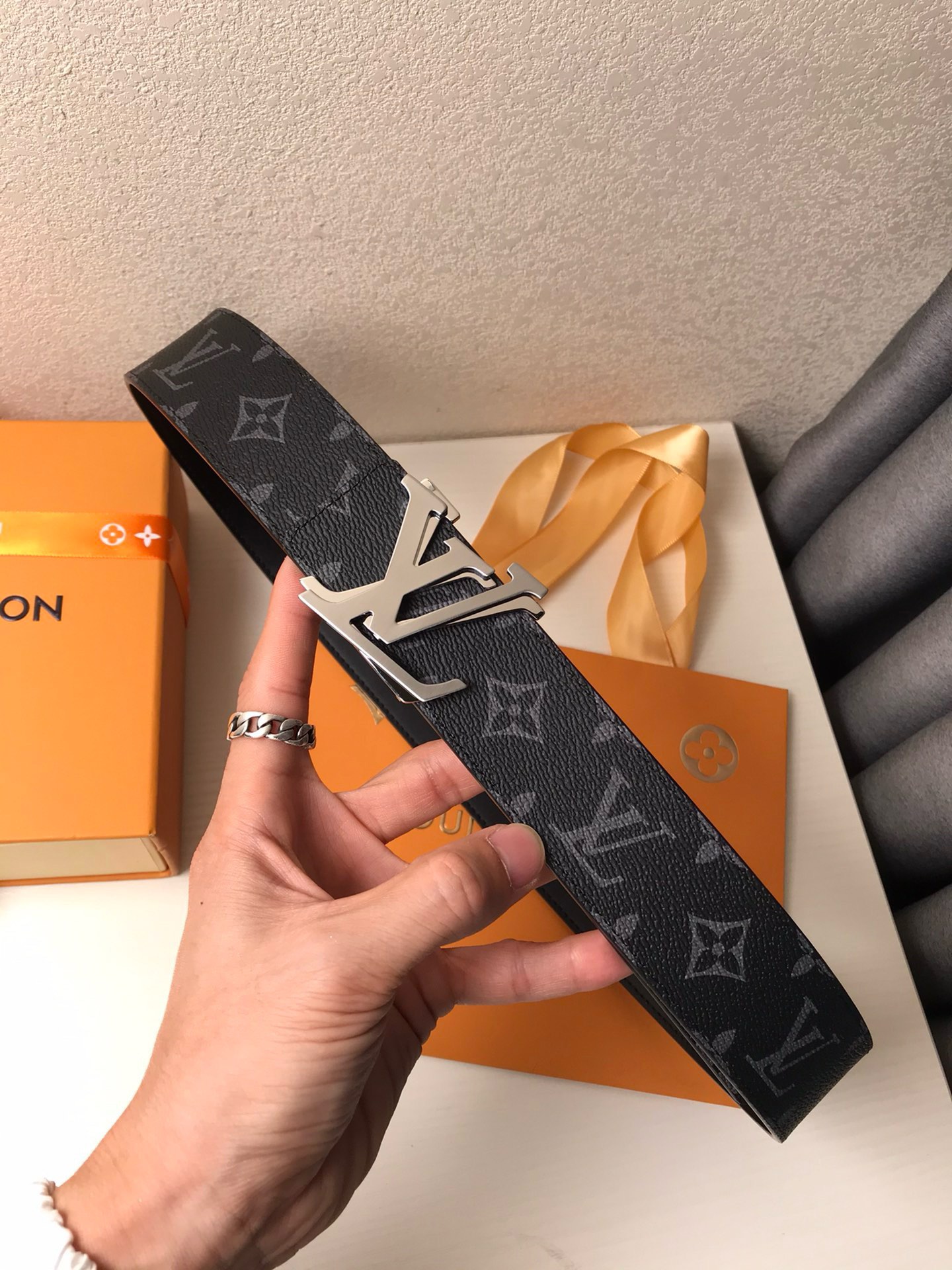 LOUlS Vuitton•路易威登 男士腰带 带身采用进口面料配进口牛皮底  搭配二层字母夹扣 宽4.