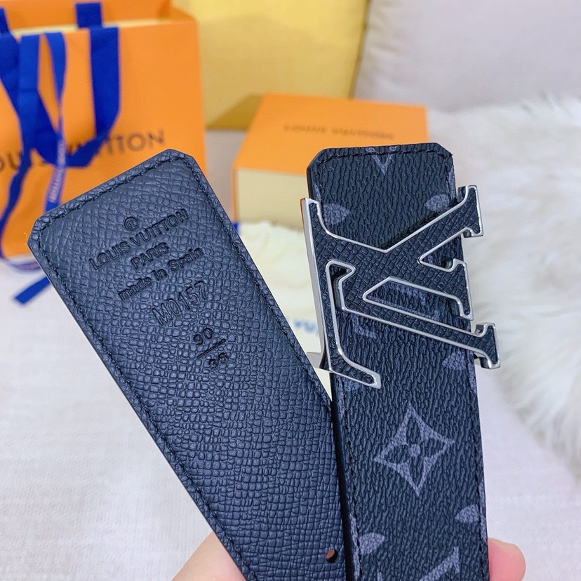 L0UIS VUITT0N 男士新品原單腰帶 寬度40毫米 雙面均可使用 一面為柔軟的十字纹小牛皮 另一