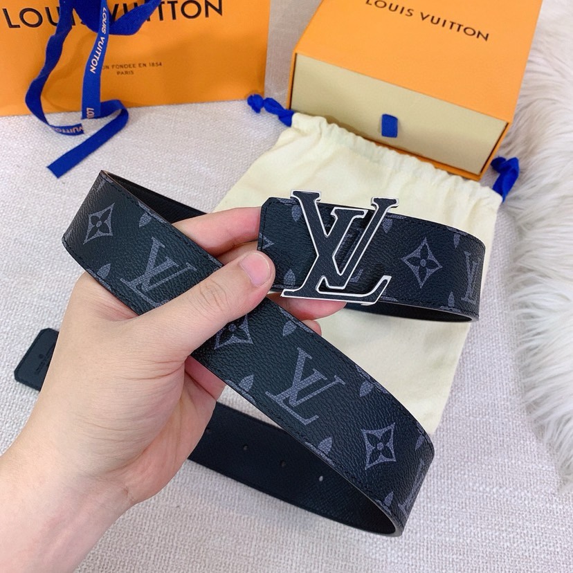 L0UIS VUITT0N 男士新品原單腰帶 寬度40毫米 雙面均可使用 一面為柔軟的十字纹小牛皮 另一