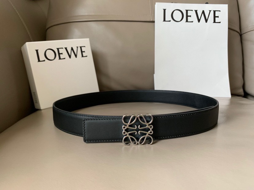 LOEWE(罗意威) 专柜同款 宽3.2cm 这款双面用腰带配有Anagram图案带扣，选用柔软小牛皮制