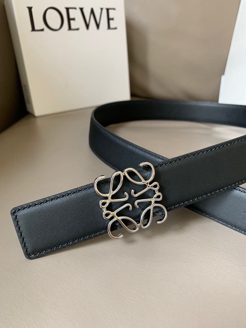LOEWE(罗意威) 专柜同款 宽3.2cm 这款双面用腰带配有Anagram图案带扣，选用柔软小牛皮制