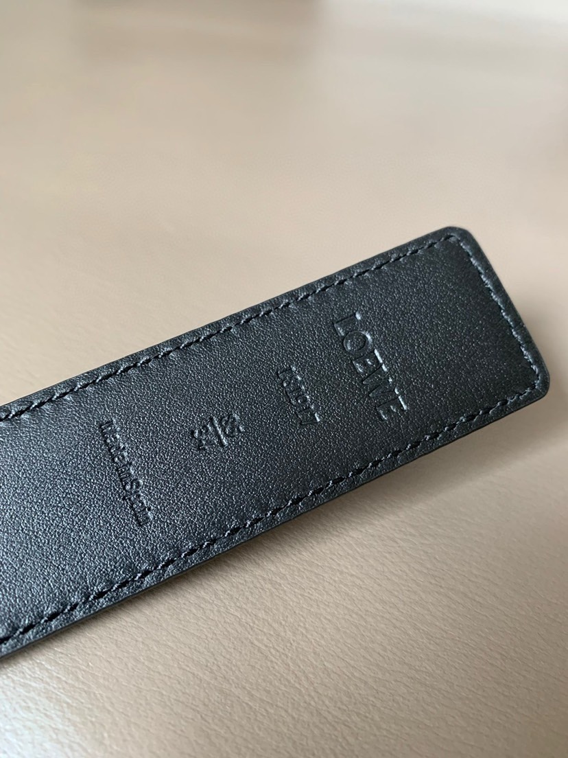 LOEWE(罗意威) 专柜同款 宽3.2cm 这款双面用腰带配有Anagram图案带扣，选用柔软小牛皮制