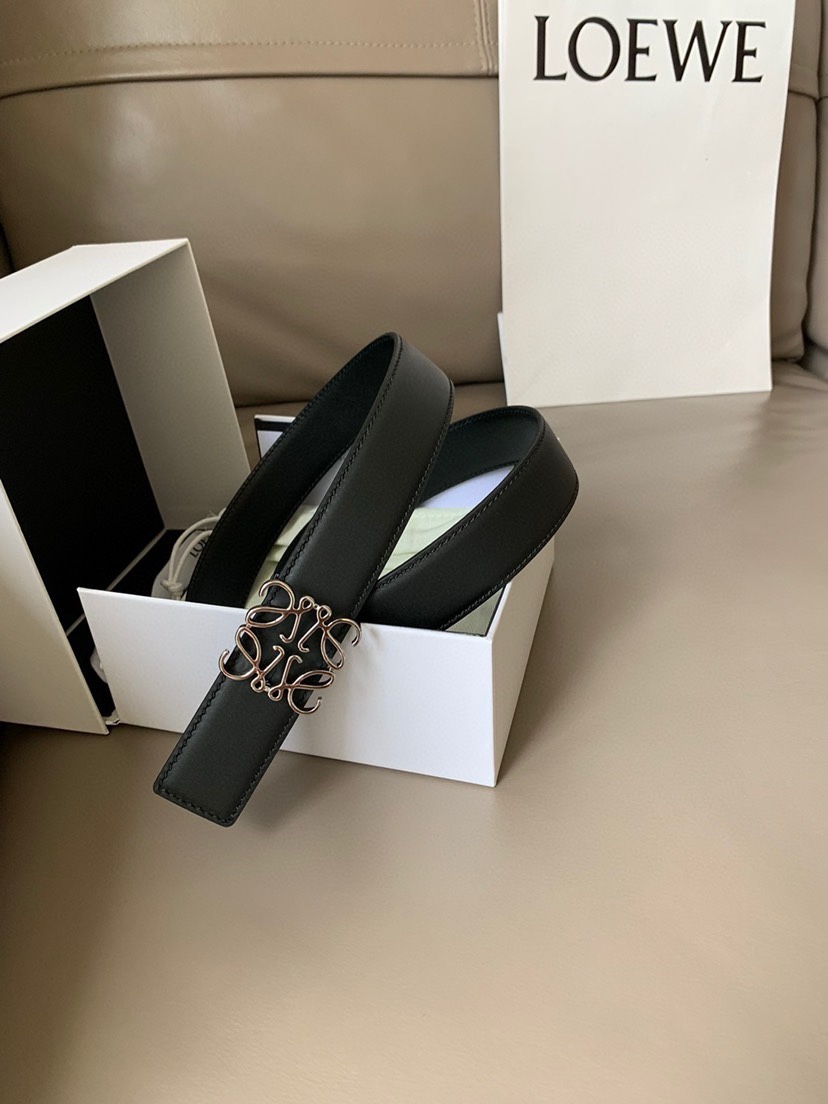 LOEWE(罗意威) 专柜同款 宽3.2cm 这款双面用腰带配有Anagram图案带扣，选用柔软小牛皮制