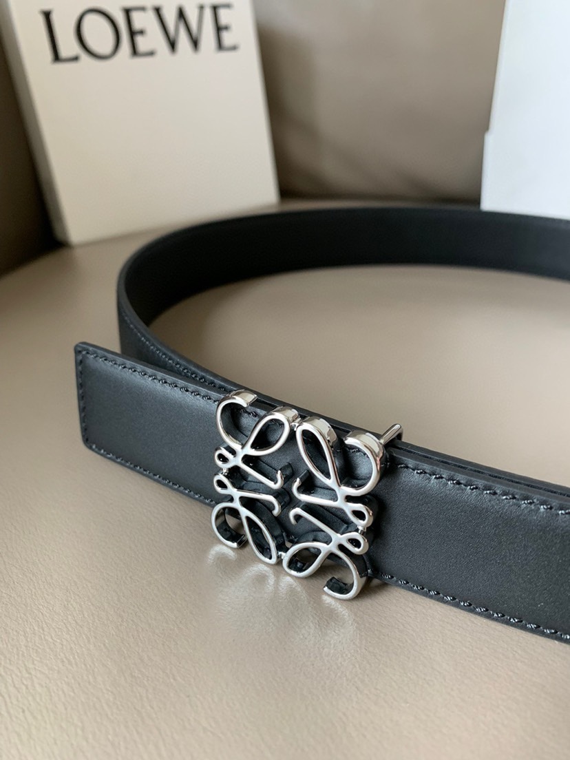 LOEWE(罗意威) 专柜同款 宽3.2cm 这款双面用腰带配有Anagram图案带扣，选用柔软小牛皮制