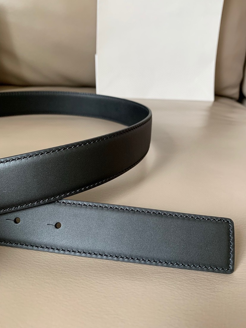 LOEWE(罗意威) 专柜同款 宽3.2cm 这款双面用腰带配有Anagram图案带扣，选用柔软小牛皮制