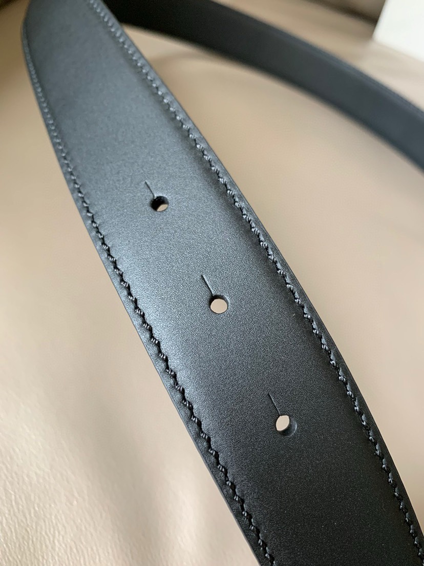 LOEWE(罗意威) 专柜同款 宽3.2cm 这款双面用腰带配有Anagram图案带扣，选用柔软小牛皮制