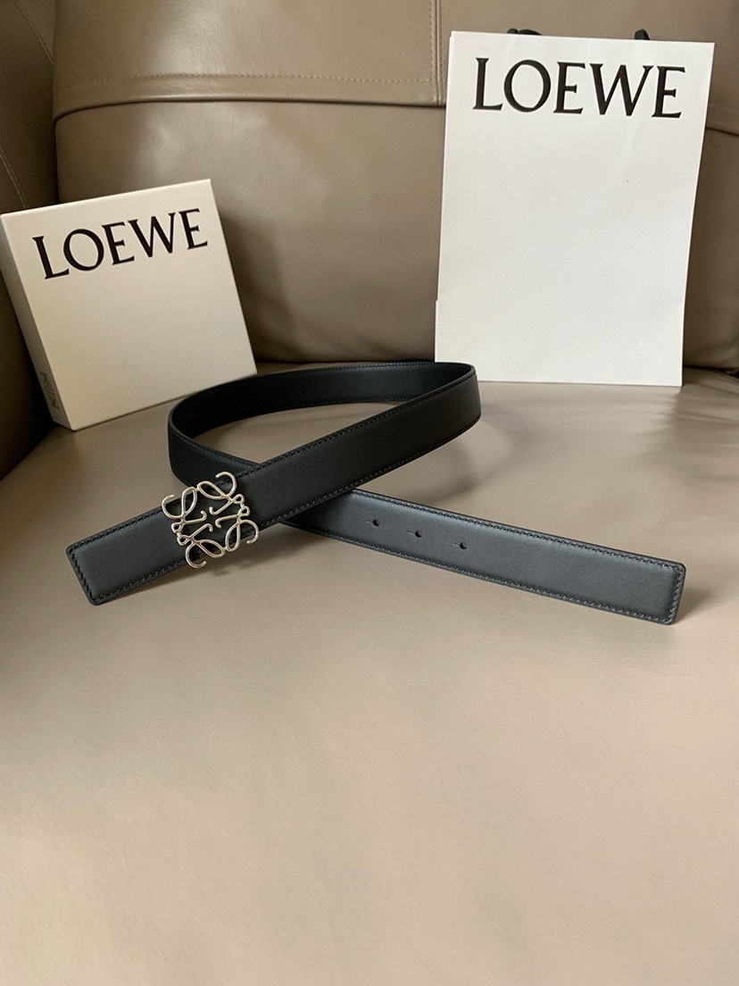 LOEWE(罗意威) 专柜同款 宽3.2cm 这款双面用腰带配有Anagram图案带扣，选用柔软小牛皮制