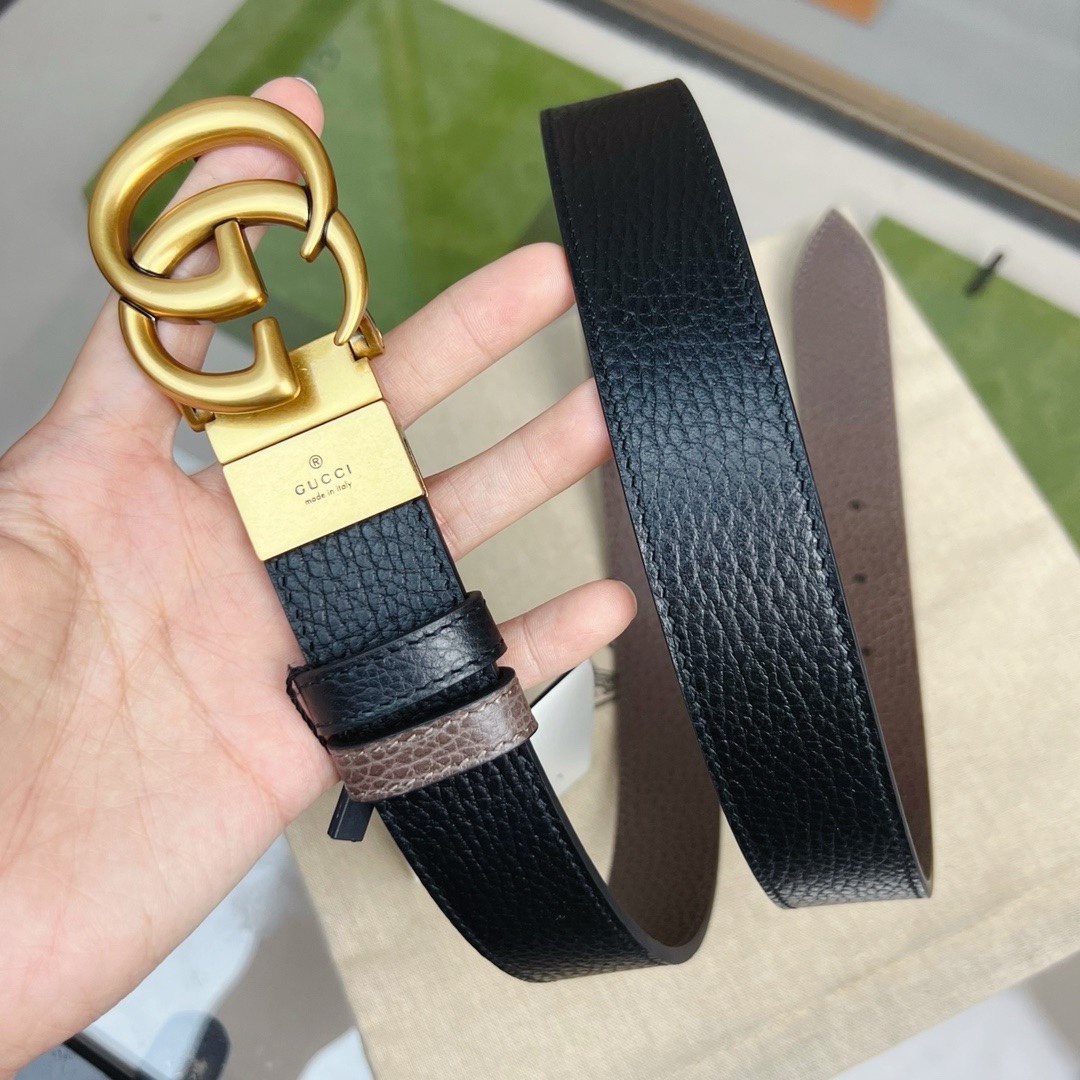 款号 cao2t 1062可逆的黑色和棕色皮带。配件继续走在gucci系列的最前沿，被意想不到的细节和功