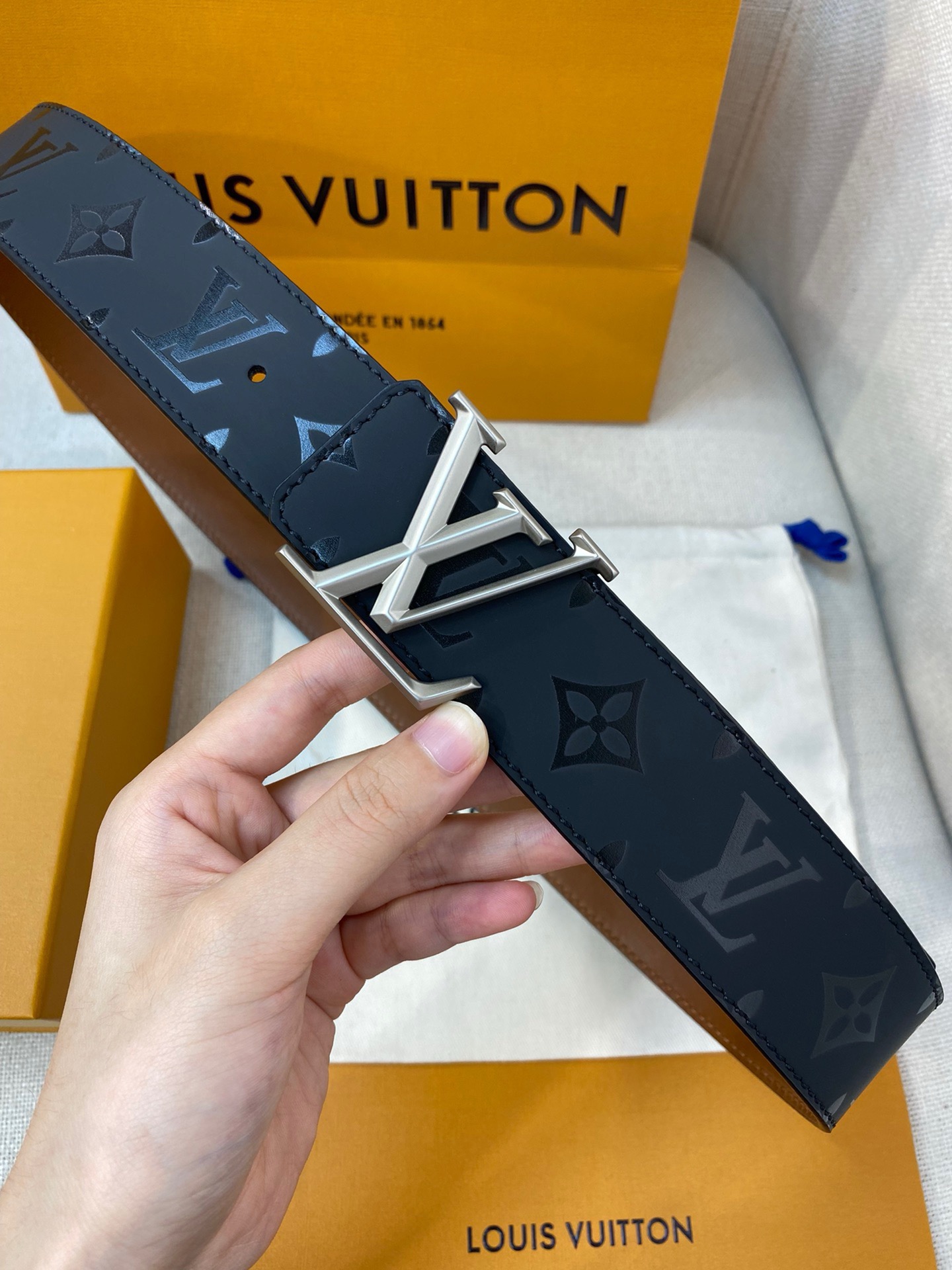 l0uis vuitt0n （lv）男士专柜品质压花腰帶 寬度40毫米 配置精钢字母搭扣 扣头可随意搭配