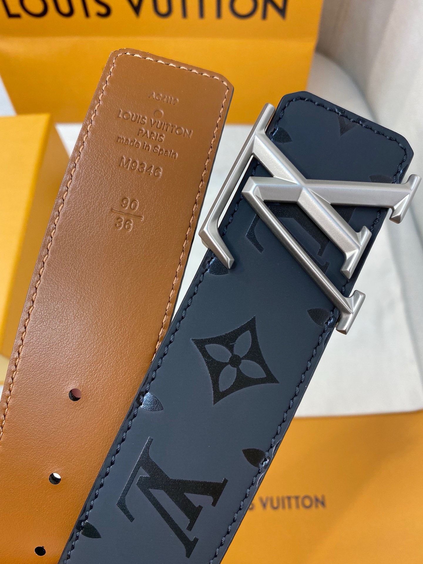 l0uis vuitt0n （lv）男士专柜品质压花腰帶 寬度40毫米 配置精钢字母搭扣 扣头可随意搭配