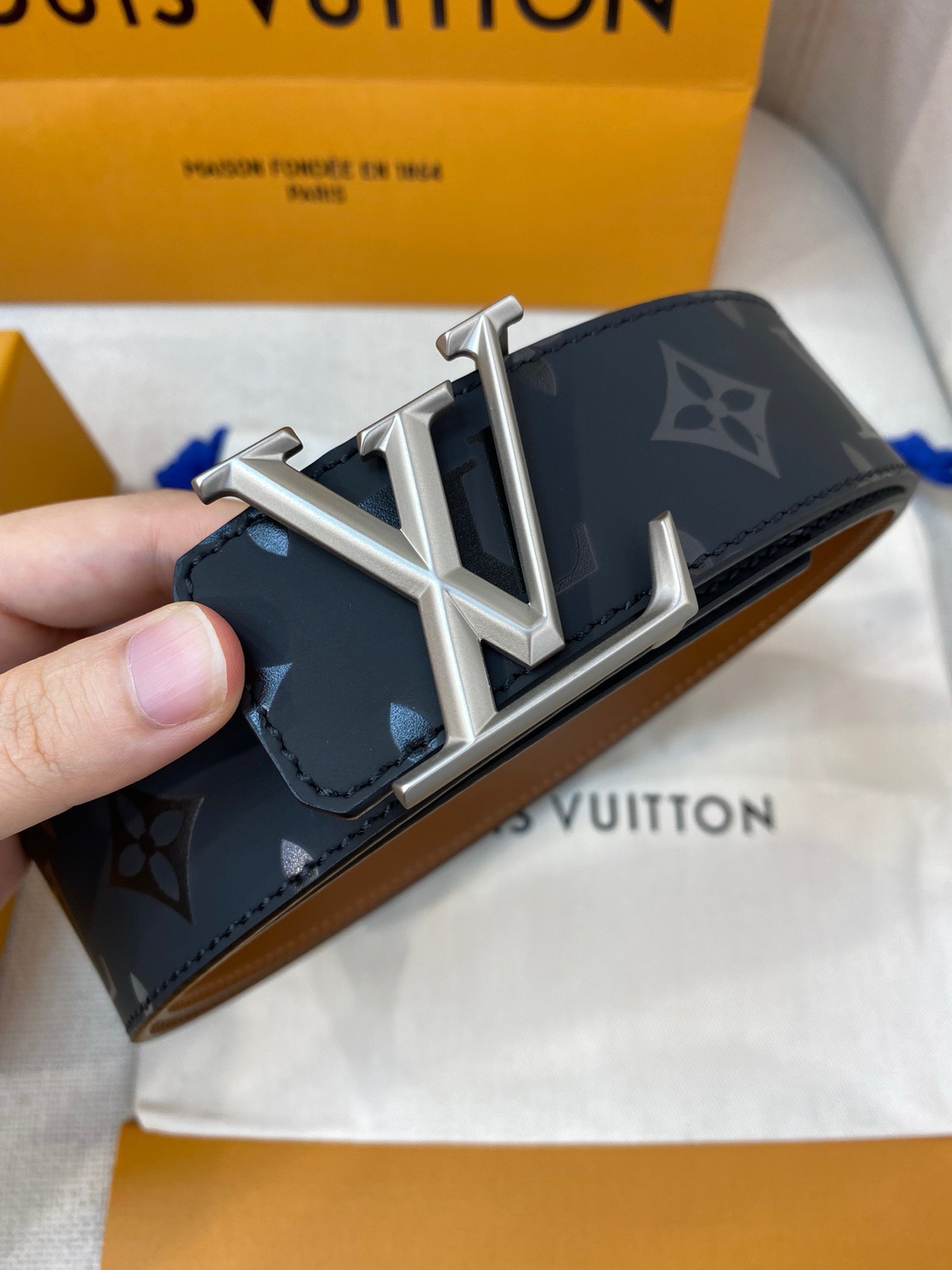 l0uis vuitt0n （lv）男士专柜品质压花腰帶 寬度40毫米 配置精钢字母搭扣 扣头可随意搭配