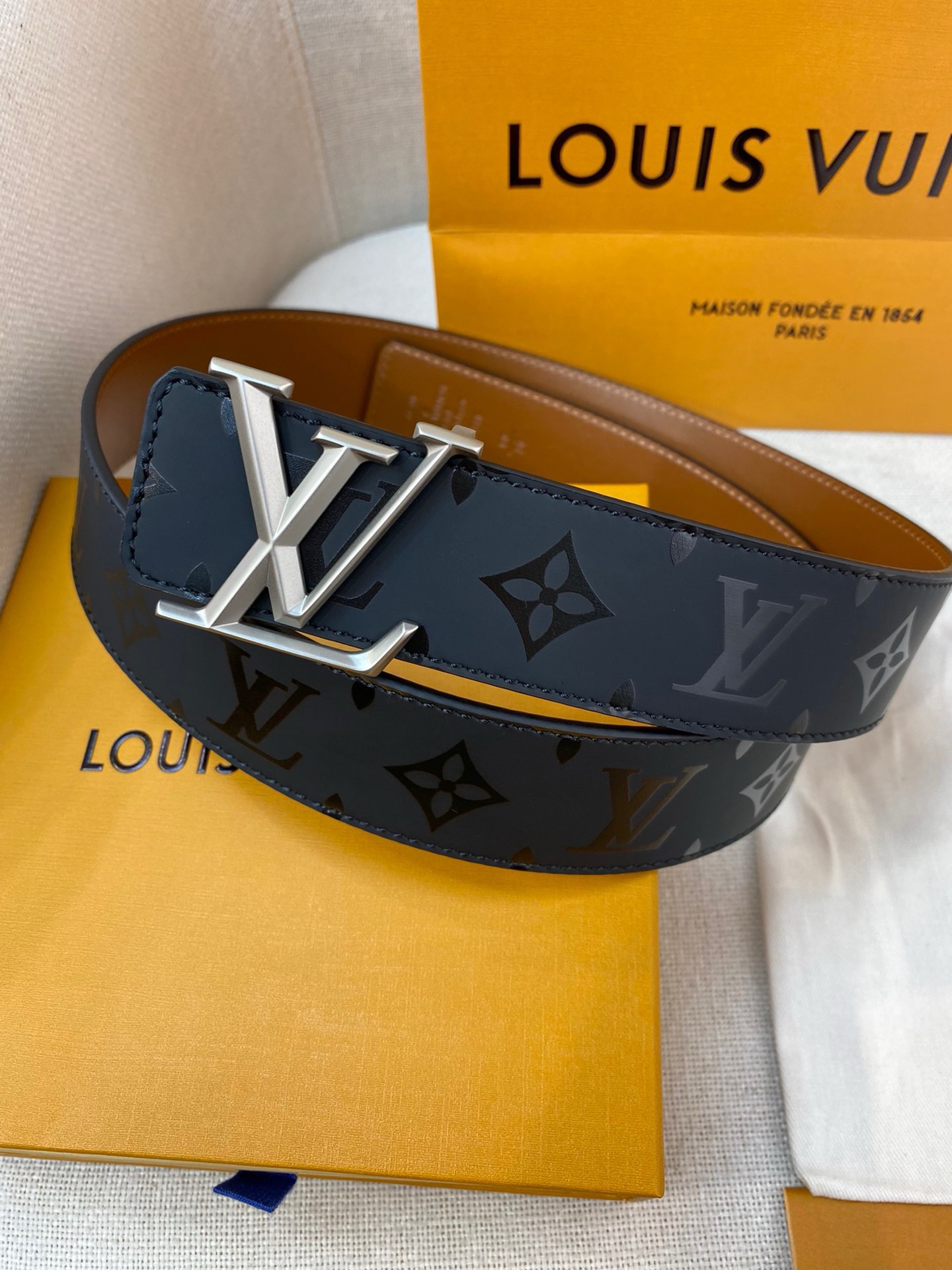 l0uis vuitt0n （lv）男士专柜品质压花腰帶 寬度40毫米 配置精钢字母搭扣 扣头可随意搭配