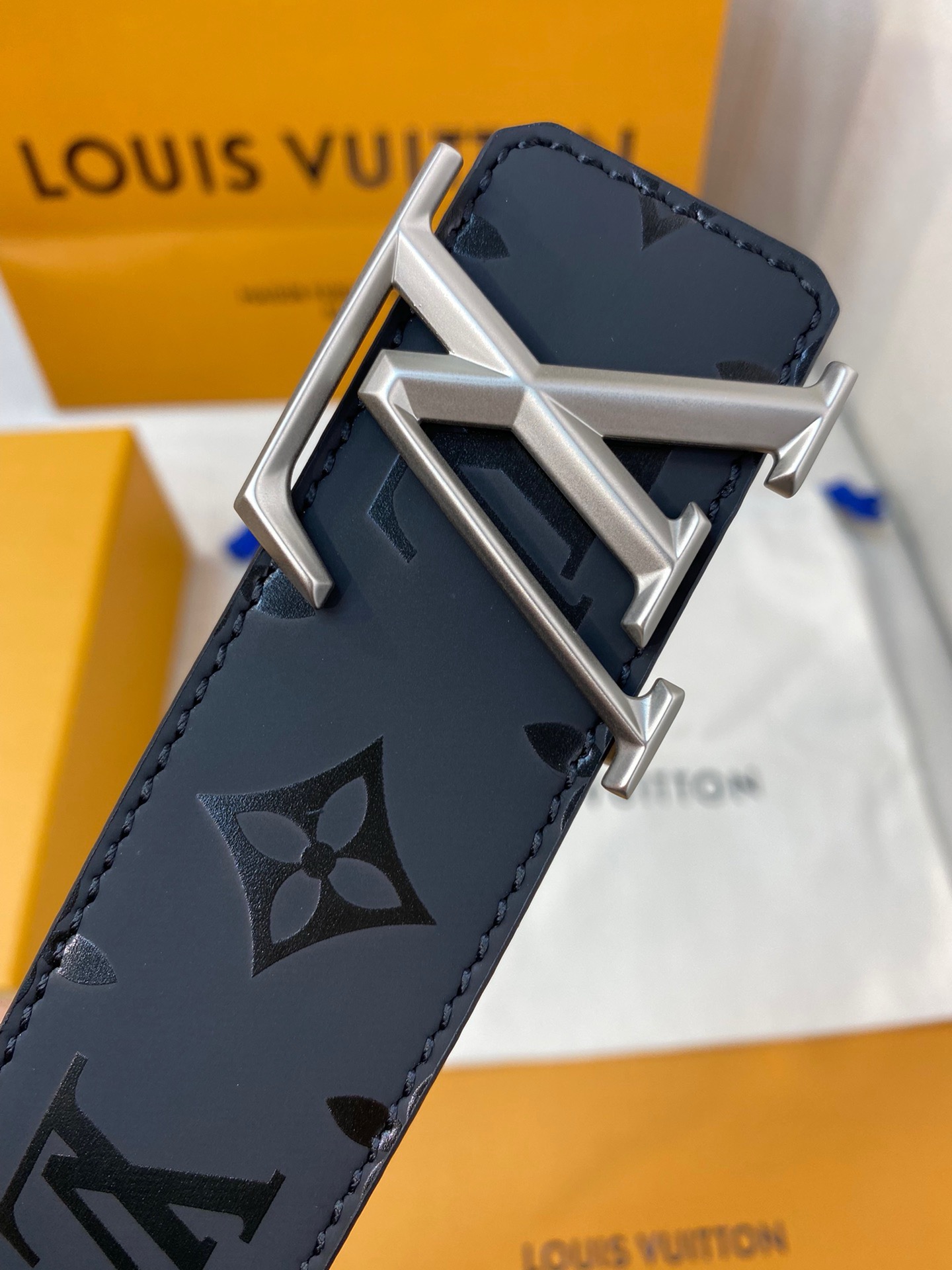 l0uis vuitt0n （lv）男士专柜品质压花腰帶 寬度40毫米 配置精钢字母搭扣 扣头可随意搭配