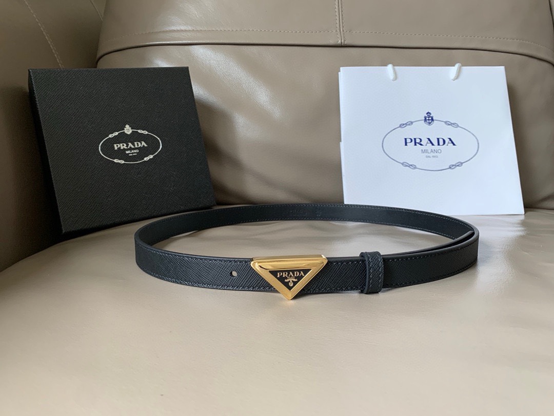 Prada(普拉达) 专柜新款 宽2.0cm 这款腰带设计简约而不失精美。金属搭扣呈现标志性的三角形徽标