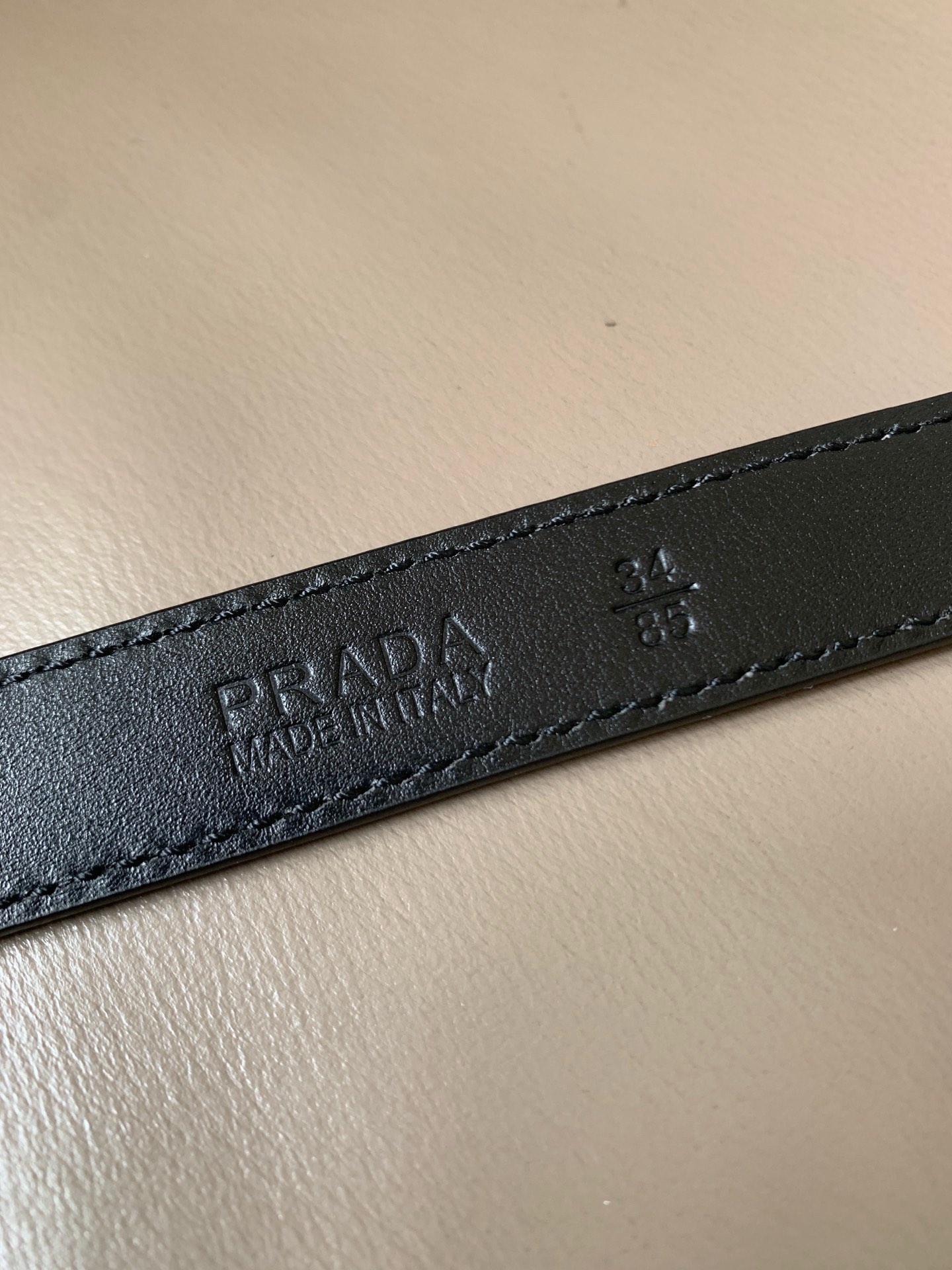 Prada(普拉达) 专柜新款 宽2.0cm 这款腰带设计简约而不失精美。金属搭扣呈现标志性的三角形徽标