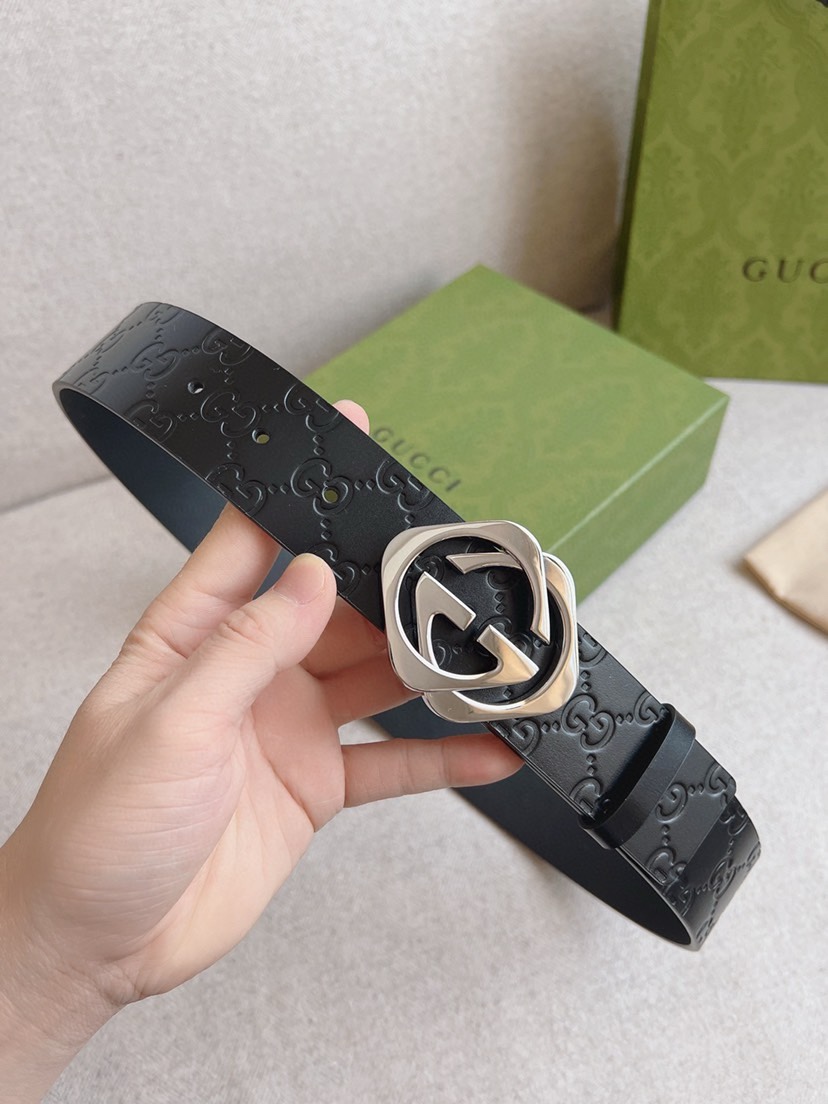 GUCCI  互扣式双G带扣腰带，采用热压印技术的Gucci Signature皮革精制而成，触感厚实，