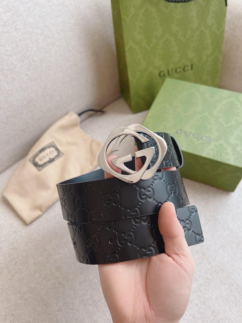GUCCI  互扣式双G带扣腰带，采用热压印技术的Gucci Signature皮革精制而成，触感厚实，