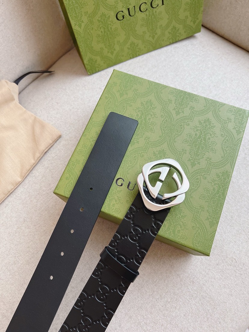 GUCCI  互扣式双G带扣腰带，采用热压印技术的Gucci Signature皮革精制而成，触感厚实，