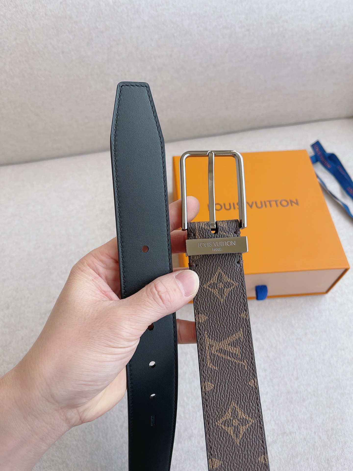 LV 男士皮带 顶级原单专柜品质 原厂皮料 精致做工 这款全新入门级腰带采用Monogram图案设计，是