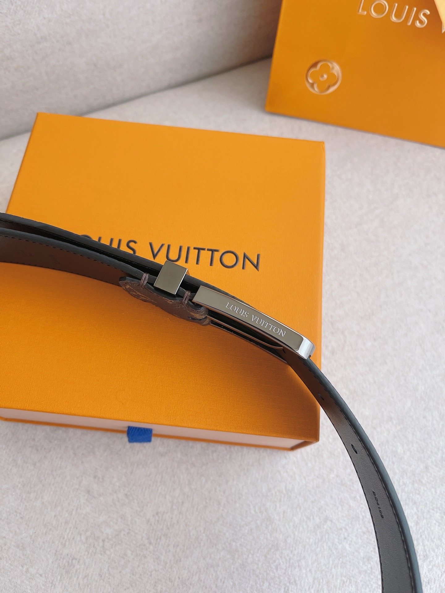 LV 男士皮带 顶级原单专柜品质 原厂皮料 精致做工 这款全新入门级腰带采用Monogram图案设计，是