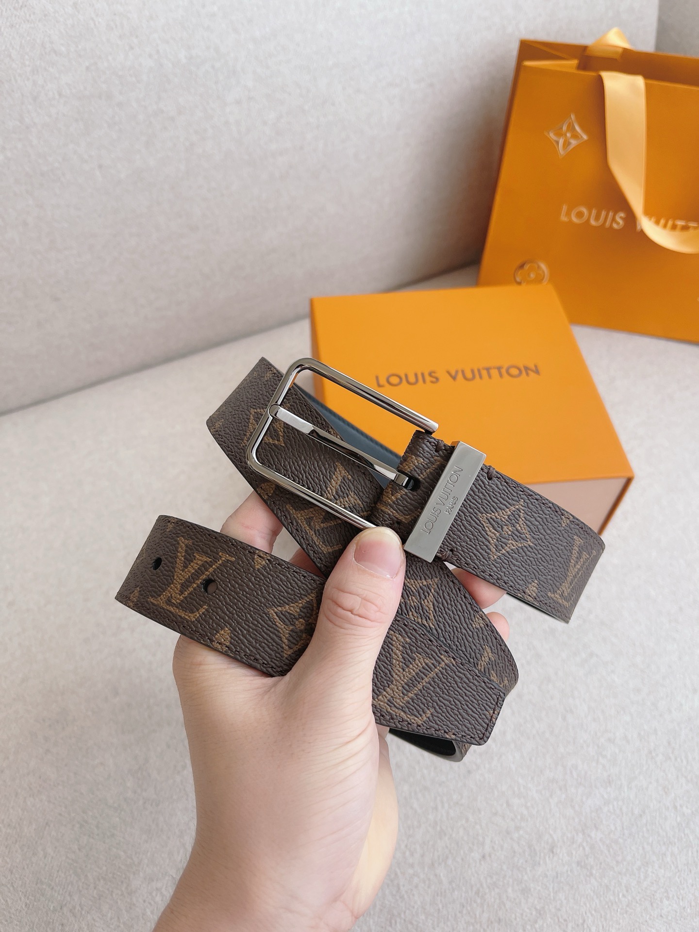 LV 男士皮带 顶级原单专柜品质 原厂皮料 精致做工 这款全新入门级腰带采用Monogram图案设计，是