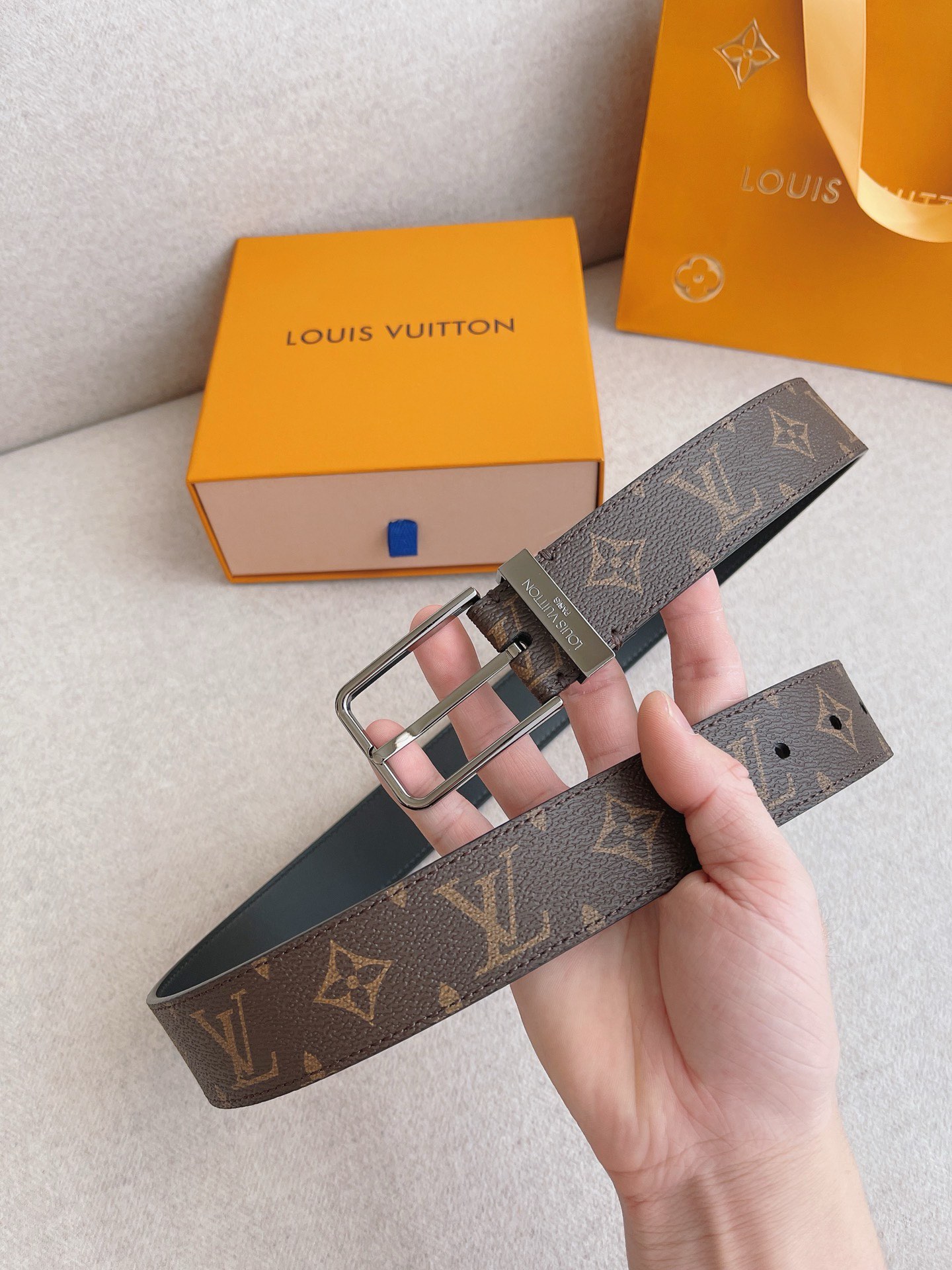 LV 男士皮带 顶级原单专柜品质 原厂皮料 精致做工 这款全新入门级腰带采用Monogram图案设计，是