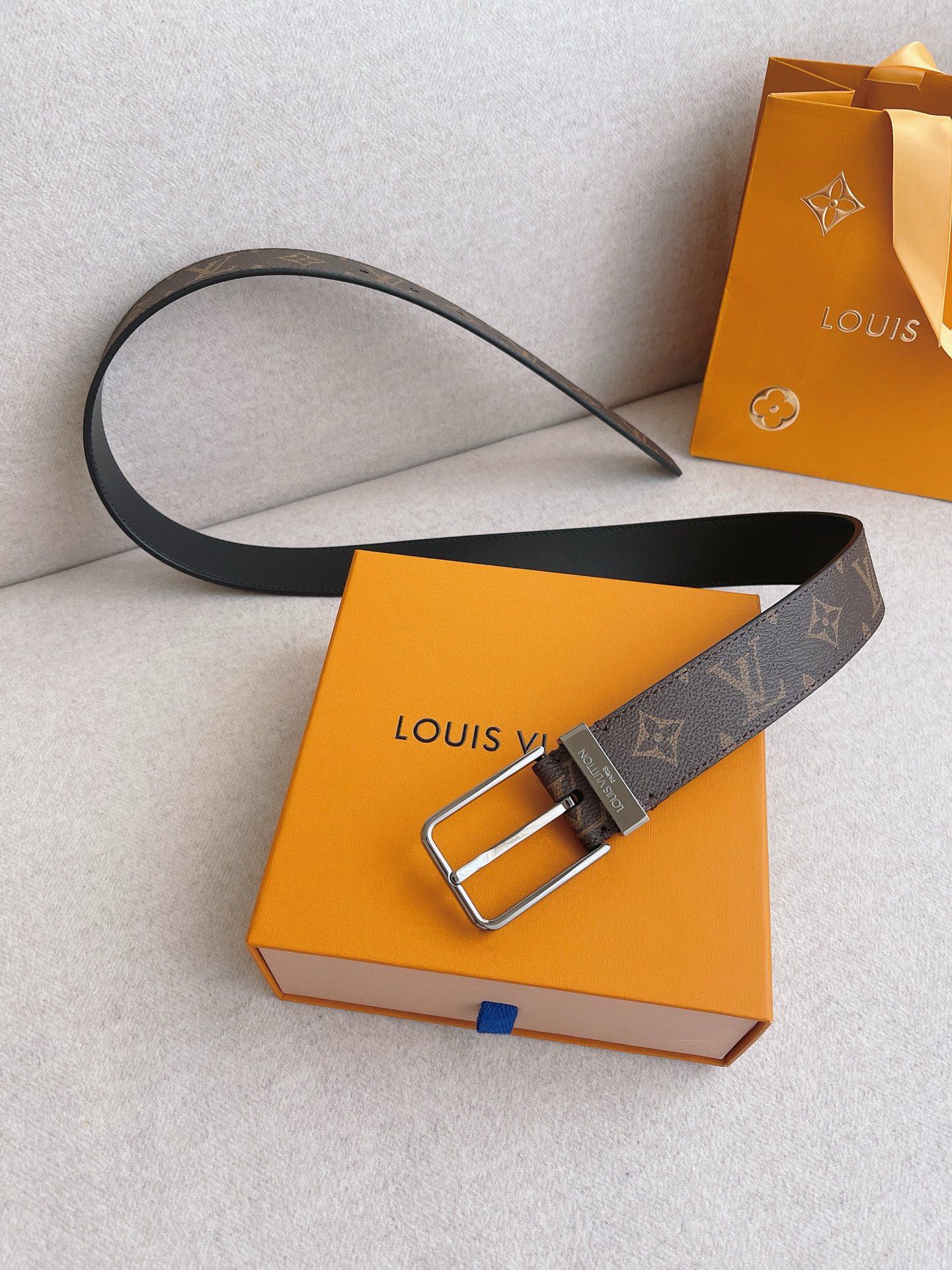 LV 男士皮带 顶级原单专柜品质 原厂皮料 精致做工 这款全新入门级腰带采用Monogram图案设计，是